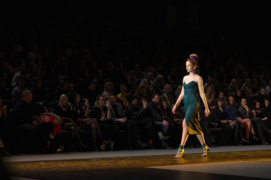 30 Mart 2018, Falcone Club, Minsk, Beyaz Rusya: marka moda gösterisi, Burma koleksiyonunda Latushkina tasarım tarafından yapılan uzun Abiye moda modeli