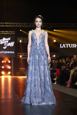 30 Mart 2018, Falcone Club, Minsk, Beyaz Rusya: marka moda gösterisi, Burma koleksiyonunda Latushkina tasarım tarafından yapılan uzun Abiye moda modeli