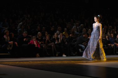 30 Mart 2018, Falcone Club, Minsk, Beyaz Rusya: marka moda gösterisi, Burma koleksiyonunda Latushkina tasarım tarafından yapılan uzun Abiye moda modeli