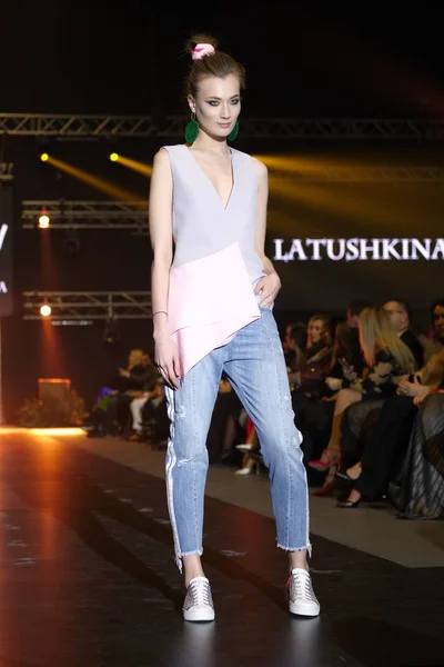30 MARZO 2018, Falcone Club, Minsk, Bielorrusia: Modelo de moda en pantalones y blusa hecha por Latushkina Design en Marcas Fashion Show, Colección Birmania — Foto de Stock