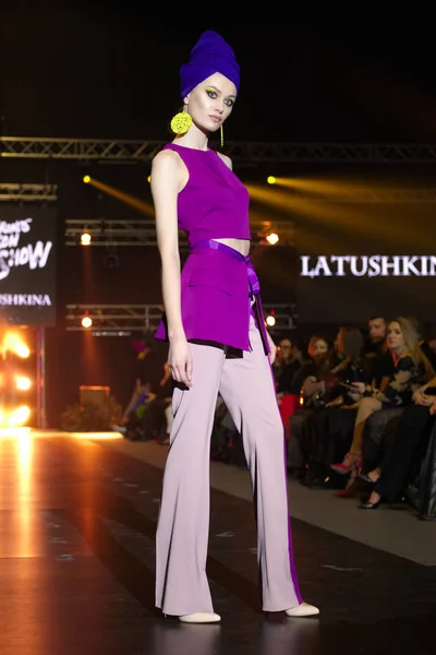 30 MARZO 2018, Falcone Club, Minsk, Bielorrusia: Modelo de moda en pantalones y blusa hecha por Latushkina Design en Marcas Fashion Show, Colección Birmania — Foto de Stock