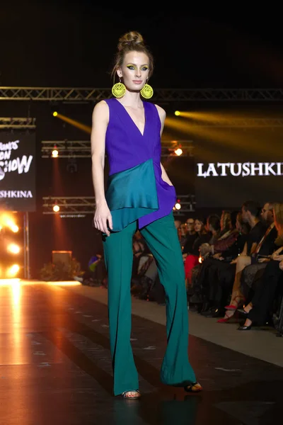 30 MARZO 2018, Falcone Club, Minsk, Bielorrusia: Modelo de moda en pantalones y blusa hecha por Latushkina Design en Marcas Fashion Show, Colección Birmania — Foto de Stock