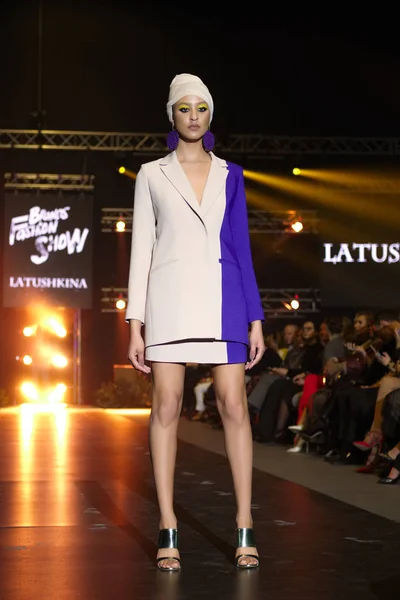 30 MARZO 2018, Falcone Club, Minsk, Bielorrusia: Modelo de moda en vestido casual hecho por Latushkina Design on Brands Fashion Show, Colección Birmania — Foto de Stock