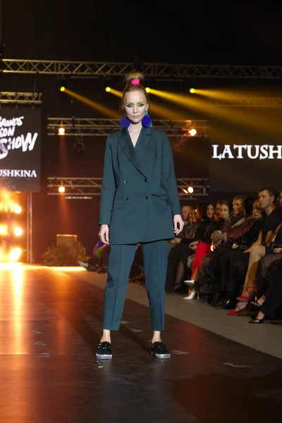 30 MARZO 2018, Falcone Club, Minsk, Bielorrusia: Modelo de moda en pantalones y blusa hecha por Latushkina Design en Marcas Fashion Show, Colección Birmania — Foto de Stock