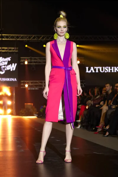 30 MARZO 2018, Falcone Club, Minsk, Bielorrusia: Modelo de moda en vestido casual hecho por Latushkina Design on Brands Fashion Show, Colección Birmania — Foto de Stock