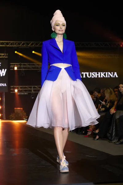30 MARZO 2018, Falcone Club, Minsk, Bielorrusia: Modelo de moda en vestido de cóctel hecho por Latushkina Design on Brands Fashion Show, Colección Birmania — Foto de Stock