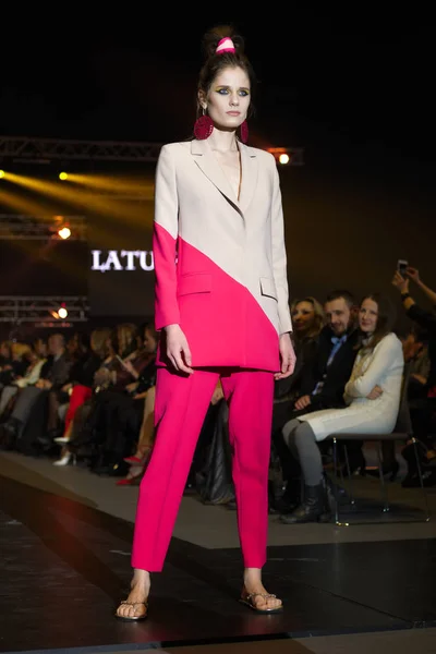 30 MARZO 2018, Falcone Club, Minsk, Bielorrusia: Modelo de moda en pantalones y blusa hecha por Latushkina Design en Marcas Fashion Show, Colección Birmania — Foto de Stock