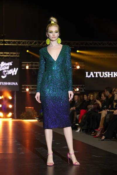 30 MARZO 2018, Falcone Club, Minsk, Bielorrusia: Modelo de moda en vestido de noche largo hecho por Latushkina Design on Brands Fashion Show, Colección Birmania — Foto de Stock