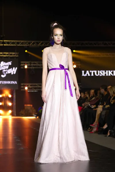 30 MARZO 2018, Falcone Club, Minsk, Bielorrusia: Modelo de moda en vestido de noche largo hecho por Latushkina Design on Brands Fashion Show, Colección Birmania — Foto de Stock