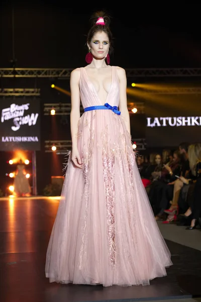 30 MARZO 2018, Falcone Club, Minsk, Bielorrusia: Modelo de moda en vestido de noche largo hecho por Latushkina Design on Brands Fashion Show, Colección Birmania — Foto de Stock