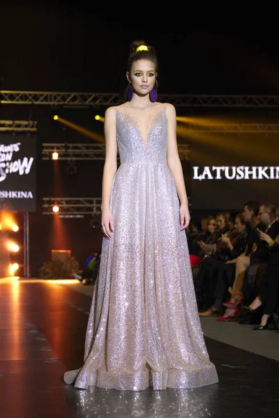 30 MARZO 2018, Falcone Club, Minsk, Bielorrusia: Modelo de moda en vestido de noche largo hecho por Latushkina Design on Brands Fashion Show, Colección Birmania — Foto de Stock