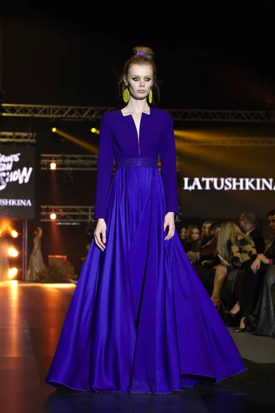 30 MARZO 2018, Falcone Club, Minsk, Bielorrusia: Modelo de moda en vestido de noche largo hecho por Latushkina Design on Brands Fashion Show, Colección Birmania — Foto de Stock