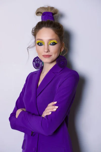 Mode modell stå nära väggen med Pokerface i casual violett färg — Stockfoto