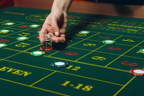 Roulette table with chips. Winning combination. Hand of Croupier with dolly. — Stock Photo, Image