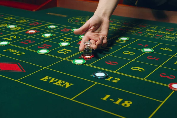 Tavolo da roulette con patatine. Combinazione vincente. Mano di Croupier con carrello . — Foto Stock