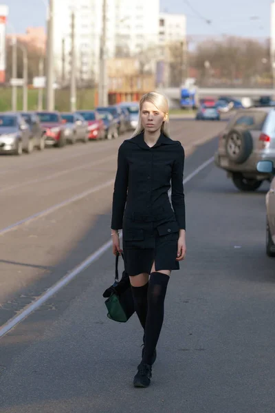 Junge Studentin überquert die Straße — Stockfoto