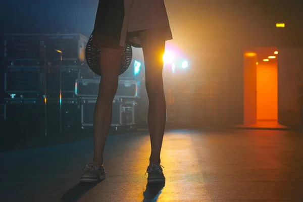 무대의 어둠 속에서 여성 다리 — 스톡 사진