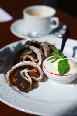 Apple strudel erimiş dondurma ve kahve'de güneşli gün tabloda