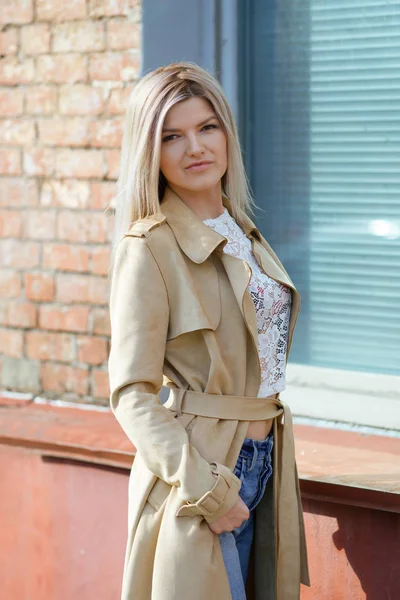 Chica atractiva en abrigo de terciopelo en la calle — Foto de Stock