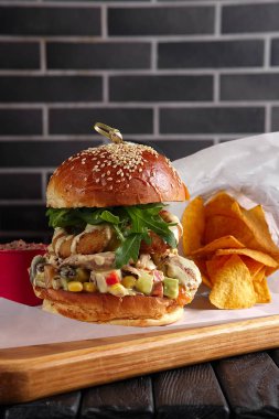 Bacon hamburger ahşap plaka nachos ile