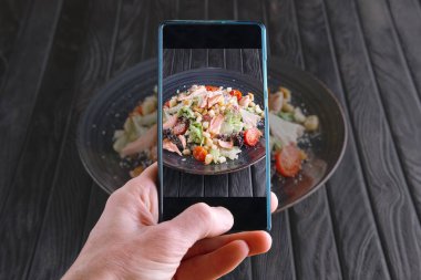 Salata somon füme cep telefonu ile fotoğraf çekmek. Gıda Bloglama