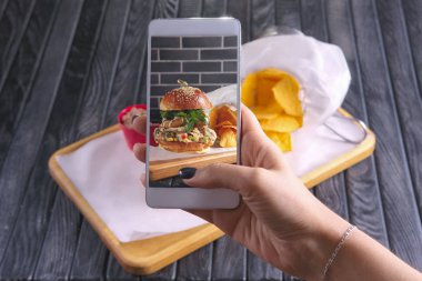 Pastırma Burger Nacho ile telefonunuzla fotoğraf ahşap plaka üzerinde yapma. Gıda Bloglama.
