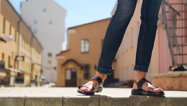 Pernas femininas em sandálias perto das escadas da cidade — Fotografia de Stock