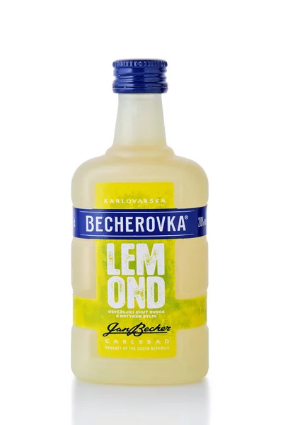 2019, 5 Kasım, Minsk, Belarus - Karlsbader Becher-Bitter, Becherovka Lemond — Stok fotoğraf