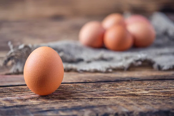 나무 식탁 위에 있는 갈색 달걀을 가까이 서 본 모습 — 스톡 사진