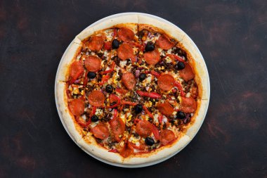 Sert etli, sosisli, dolmalık biberli, soğanlı ve zeytinli pizza.