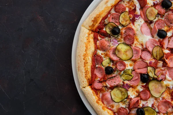 Close up view of pizza with defferent kind of sausages, pickled cucumber, olives and onion — Stock Photo, Image