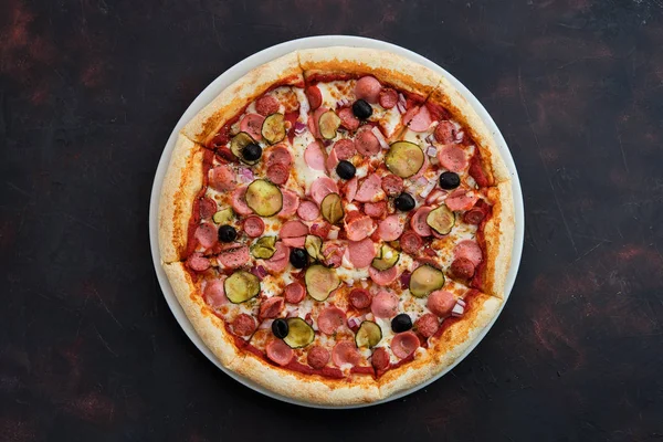Vista superior da pizza com tipo defferente de salsichas, pepino em conserva, azeitonas e cebola — Fotografia de Stock