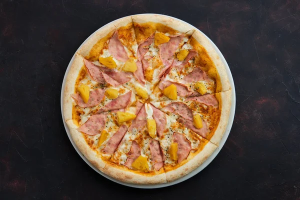 Widok z góry pizza z szynką kurczaka i ananasem — Zdjęcie stockowe