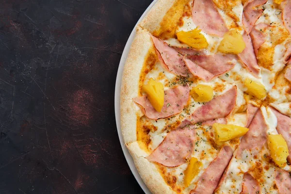 Widok z bliska pizzy z szynką kurczaka i ananasem — Zdjęcie stockowe