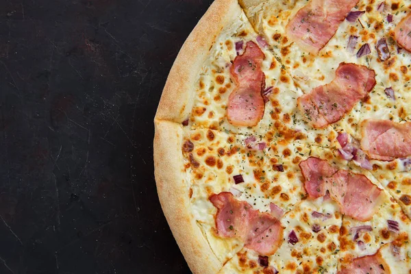 Blisko widok pizzy carbonara z bekonem i cebulą — Zdjęcie stockowe