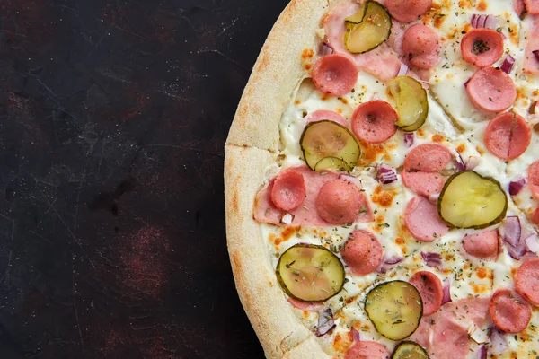 Close up view of pizza with frankfurter, ham, pickled cucumber and onion — Stock Photo, Image