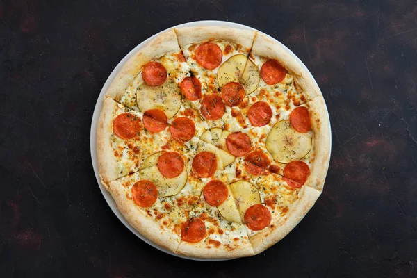 Widok z góry pizzy z kiełbasą, gruszką i dor niebieski ser — Zdjęcie stockowe