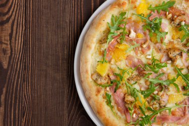 Hindi, pastırma, portakal ve fındıklı pizza.