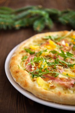 Hindi, pastırma, portakal ve fındıklı pizza.