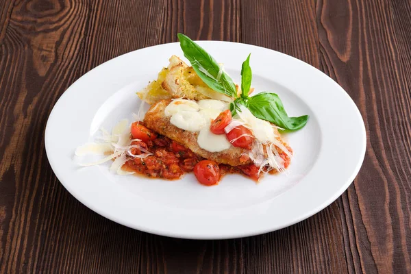 Filete de pollo asado con cereza de tomate, parmesano y croutón sobre fondo de madera oscura —  Fotos de Stock