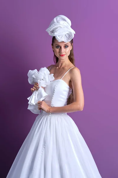 Hermosa novia en vestido de novia largo decorado con cinta de luces led — Foto de Stock