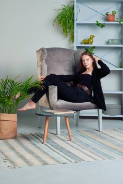 Uzun saçlı kız koltukta kendini germe 