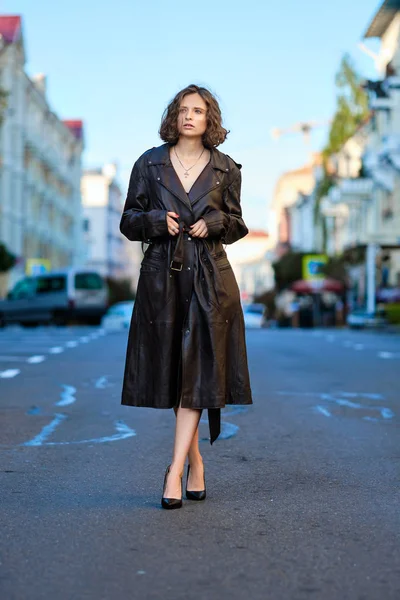 Bella signora in cappotto lungo vintage e abito da sera in mezzo alla strada la mattina presto — Foto Stock