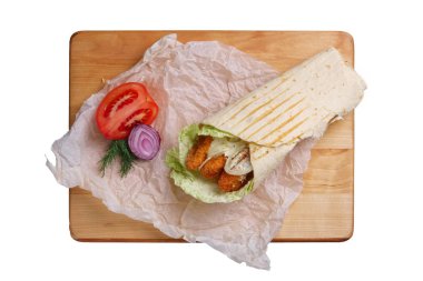 Kızarmış soğan ve domatesli vejetaryen dürüm.