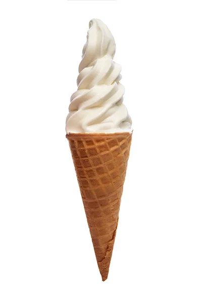 Ванильное мороженое в вафельной чашке, изолированной на белом — стоковое фото