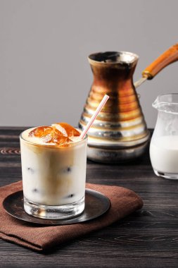 Donmuş kahve ve kremalı buzlu latte.