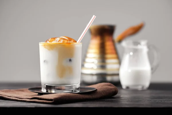 加冰咖啡方块和甜奶油的冰镇拿铁 — 图库照片