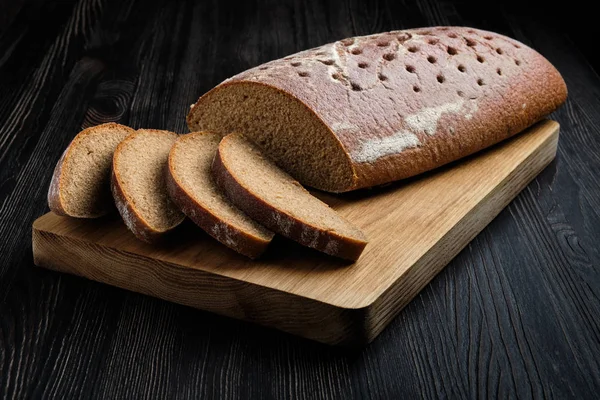 Pão marrom sem fermento na placa de corte de madeira — Fotografia de Stock