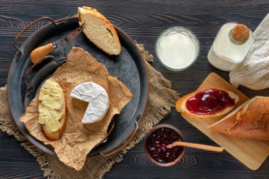 Krem peyniri, süt, baget ve kızılcık reçelli köy kahvaltısının genel manzarası