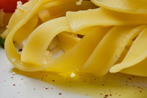 Macro photo with shallow depth of field of pasta on plate — 스톡 사진